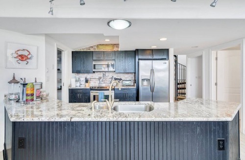 West End House | Lakefront 3BR townhouse with marina views & 2 balconies. 15 mins to FQ & Superdome.