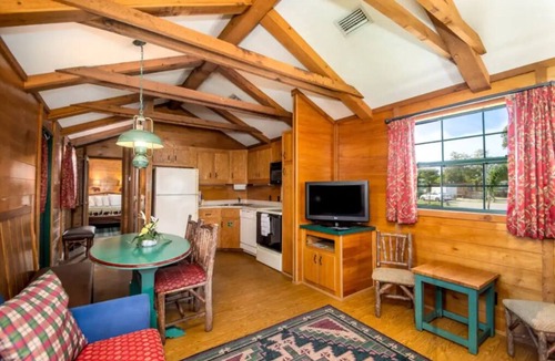 Seminole Cabin | Lakefront Cabin #402 –10mins to Beach/Pet Friendly/Prime Location/BOOK TODAY