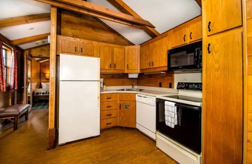 Seminole Cabin | Lakefront Cabin #402 –10mins to Beach/Pet Friendly/Prime Location/BOOK TODAY