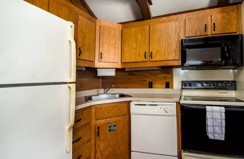 Seminole Cabin | Lakefront Cabin #402 –10mins to Beach/Pet Friendly/Prime Location/BOOK TODAY
