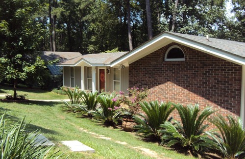Eufaula House | Lakefront Charm - Fun and Romance!