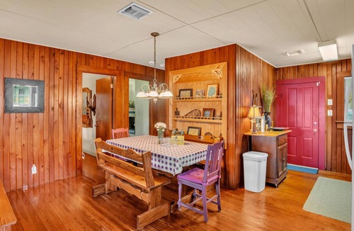 Fedhaven House | Lakefront Fishing Retreat | Private Dock & Canoe | Extended Stays Welcome