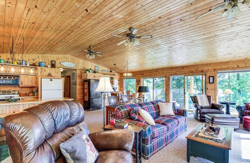Hackensack Cabin | Lakefront Hackensack Cabin w/Patio & Grill!