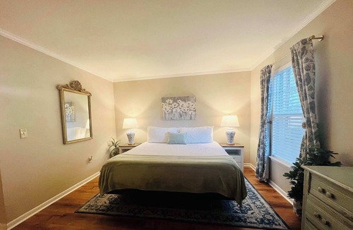 Auburn Condo | Lakefront, Incredible Condo by College St-King Bed, Full Kitchen, Full Bathroom