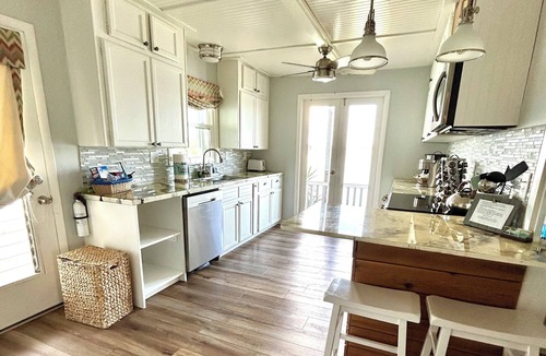 Montverde Cottage | LAKEFRONT - kayak, fish, paddleboard, canoe, HOT TUB, golf -near Orlando