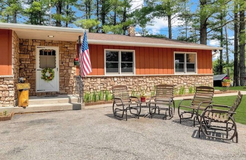 Riverview House | Lakefront Lodge-Private Dock-Swimming-Game Room