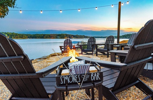 Arley House | Lakefront Luxury: 4 bedrooms + 2 large bunkrooms & Gameroom Retreat!