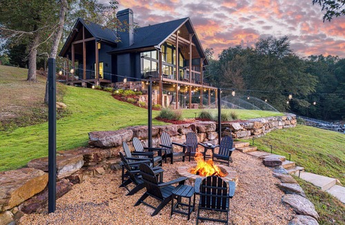 Arley House | Lakefront Luxury: 4 bedrooms + 2 large bunkrooms & Gameroom Retreat!
