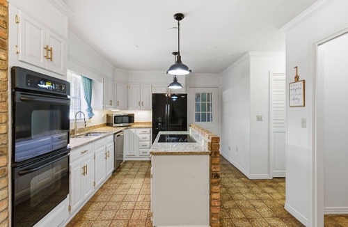 Hattiesburg House | Lakefront Retreat w/Private Cove & 12 Acres