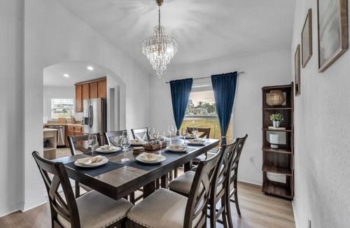 Lake Wales House | Lakefront Sunset Retreat | Screened Patio, Fire Table & Outdoor TV | Near Legoland & Bok Tower