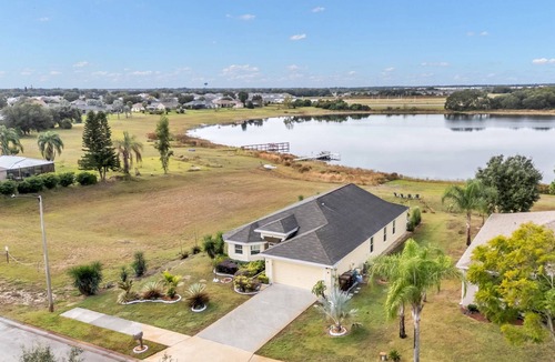 Lake Wales House | Lakefront Sunset Retreat | Screened Patio, Fire Table & Outdoor TV | Near Legoland & Bok Tower