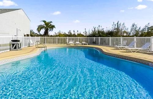 El Centro Beach Condo | Lakefront townhome near great attractions with beach access, pool & amazing view