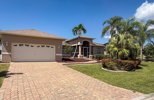 Biggar House | Lakefront view with Pool & Spa, large Patio, close to Beaches and Shopping! Monthly Discount