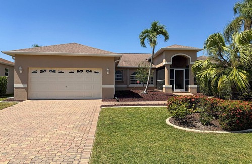 Biggar House | Lakefront view with Pool & Spa, large Patio, close to Beaches and Shopping! Monthly Discount