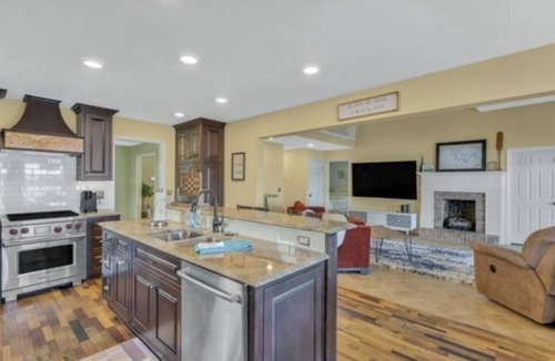 Jasper House | LAKEFRONT-YEAR ROUND WATER- FEW STAIRS TO WATER! Boat slip!