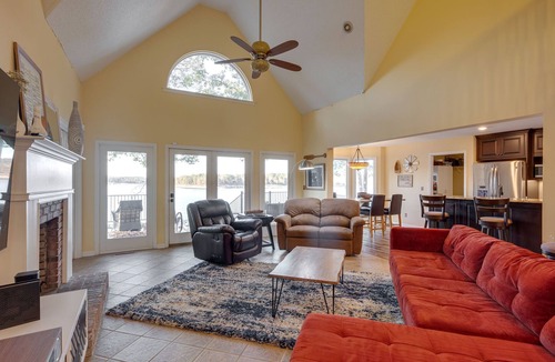 Jasper House | LAKEFRONT-YEAR ROUND WATER- FEW STAIRS TO WATER! Boat slip!