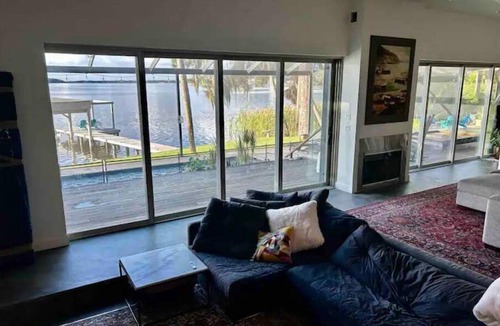 Tarpon Springs House | LAKEHOUSE RETREAT, a lakefront villa with pool & hot tub close to beaches