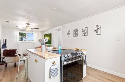 Lake Hamilton Cottage | Lakeside Escape, 2BR 1 BA, Cozy Lux Cottage near Disney, Universal and Legoland
