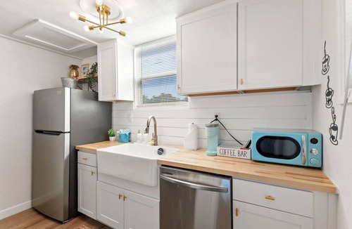 Lake Hamilton Cottage | Lakeside Escape, 2BR 1 BA, Cozy Lux Cottage near Disney, Universal and Legoland