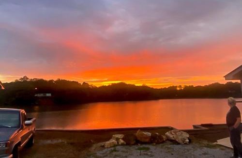 Delta House | Lakeside Sunset Haven
