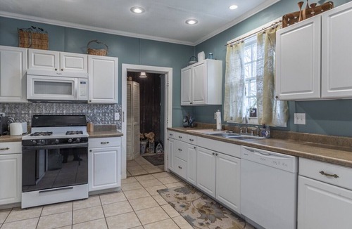 Starkville House | Lamplight Cottage, easy walk to Main Street!