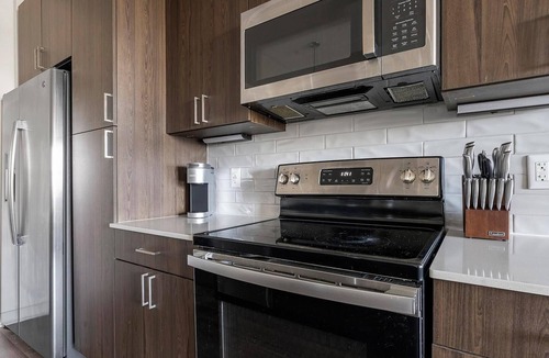 Biggar Apartment | Landing | Amazing 1BD, Pool, Gym