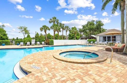 Fruitville Apartment | Landing | Amazing 2BD, Gym, Clubhouse