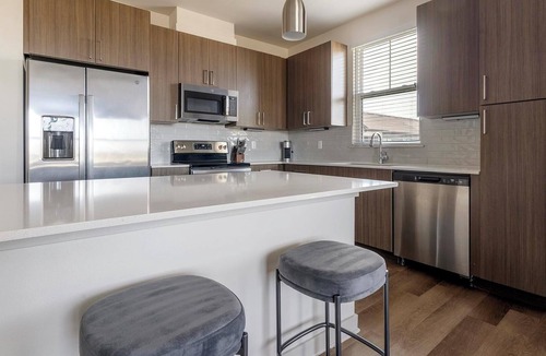 Biggar Apartment | Landing | Beautiful 2BD, Pool, Gym