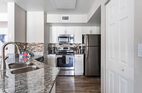 Orlando Apartment | Landing | Chic 1BD, Gym