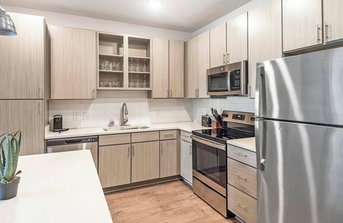 Cordova Apartment | Landing | Modern 1BD, Gym, Yoga Studio
