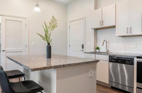 Tarpon Springs Apartment | Landing | Modern 2BD, Clubhouse