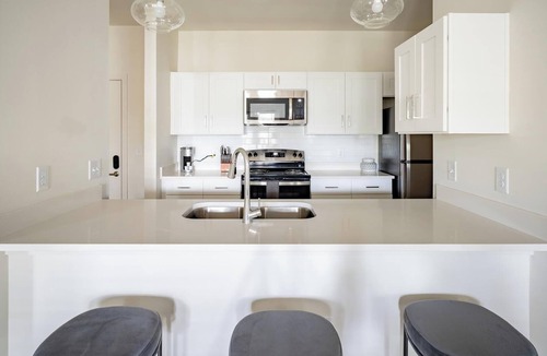 Bellview Apartment | Landing | Modern 2BD, Gym, Pool