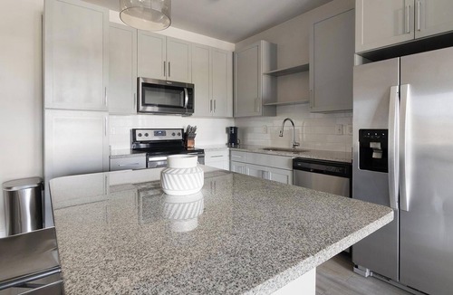 St. Johns Apartment | Landing | Modern 2BD, Gym