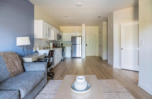 Bellview Apartment | Landing | Stunning 1BD, Gym, Pool