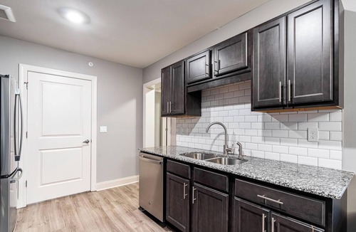 Cocoa Apartment | Landing | Stunning 2BD, Clubhouse, Gym