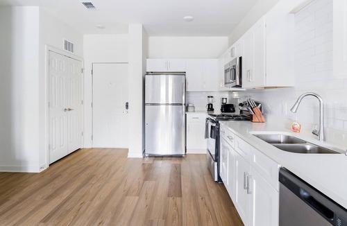 Bellview Apartment | Landing | Stylish 1BD, Pool, Gym