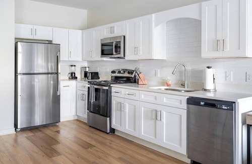 Bellview Apartment | Landing | Stylish 1BD, Pool, Gym