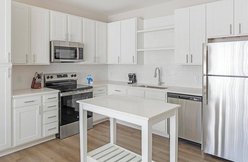 Belle Mina Apartment | Landing | Stylish 1BD, Yoga Studio, Courtyard