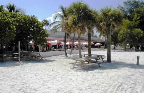 Holmes Beach Condo | LaPlayita 5 - Anna Maria Island - Condo 2 Bedroom/2 Bath , maximum occupancy of 4 people.