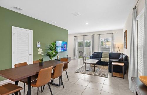 St. Augustine House | Large 3BR Townhome| Pool | Gym | Close to Beach.