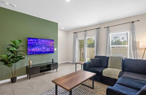St. Augustine House | Large 3BR Townhome| Pool | Gym | Close to Beach.