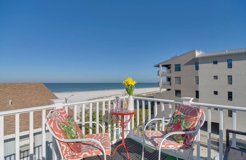 Bay Esplanade House | Large 6BR Beach House with Water Views