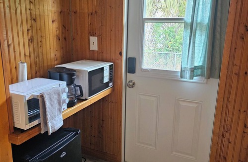 Interchange Square House | Large cozy studio in sunny Palm Bay!