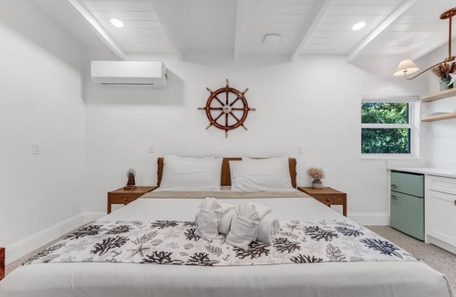 Sanibel Hotel | Large King Bedroom in the heart of Sanibel