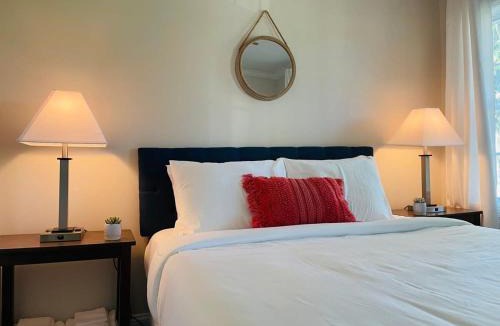 Crestline Heights House | Large Renovated Cottage on East Lake Park