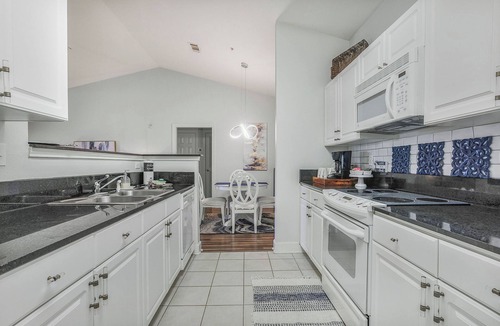 Foley Condo | Large upscale Condo near BEACHES-OWA-all sports complexes-RESORT style pool!