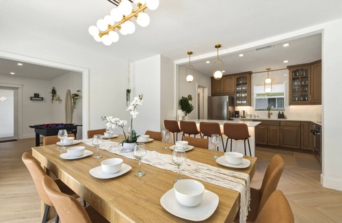 Victoria Park Villa | Las Olas Designer Luxury Getaway – Fox Aura heated Pool & Spa House is a 4BD upscale single-family home in Victoria Park with high-end design, and prime location near Las Olas Blvd, beaches, dining, and nightlife.