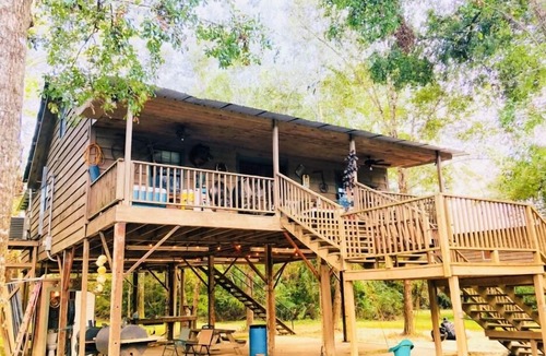 Talisheek Cabin | Lazy Aker Nest-river front, family fun, cold pool, stars, picnic, gatherings