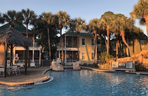 Ono Island Cottage | Lazy Daze 10AU-Beautiful Poolside Cottage with Loft @ the Purple Parrot
