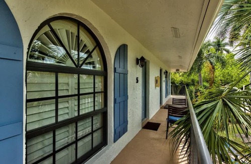 Old Naples House | Le Monaco - 1 BR Romantic Condo! Getaway Steps from 5th Ave S Stylish Coastal Retreat with King Bed Beach Access and Prime Location, Near Dining Shopping and Sunset Views!